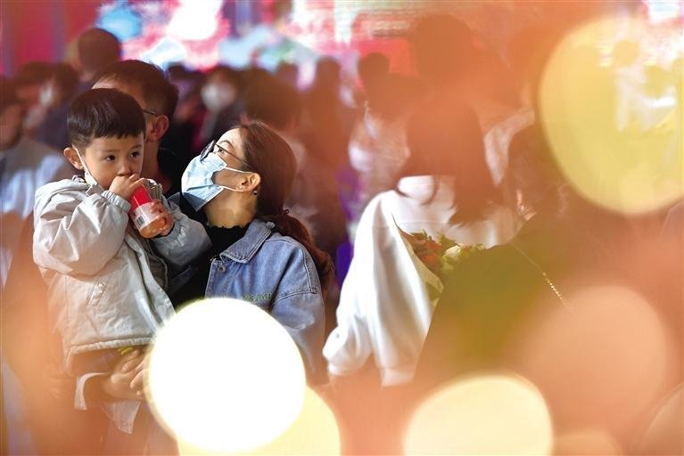 游客在文化夜市休闲游览 新华社照片