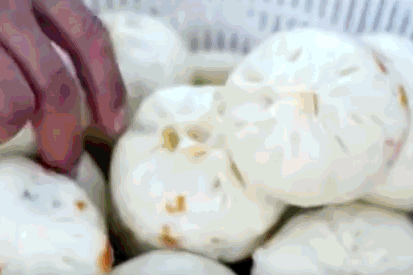 地软包子最经典的吃法，灌辣子水水 。动图/小健健的everday