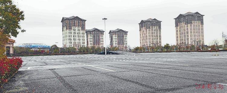 练车场内搭建了一座用于科目二坡道定点培训的铁架桥
