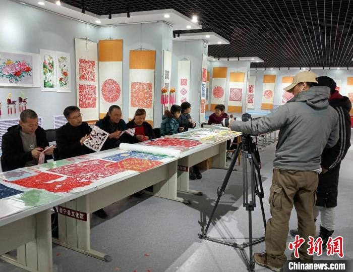 该节目组正在拍摄民间艺术剪纸。　赵峰 摄