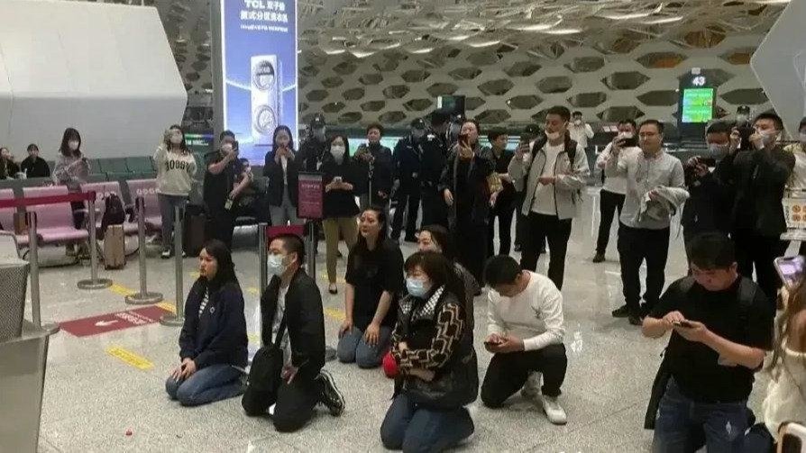 航班延误13小时后取消旅客跪求起飞 东航回应_凤凰网