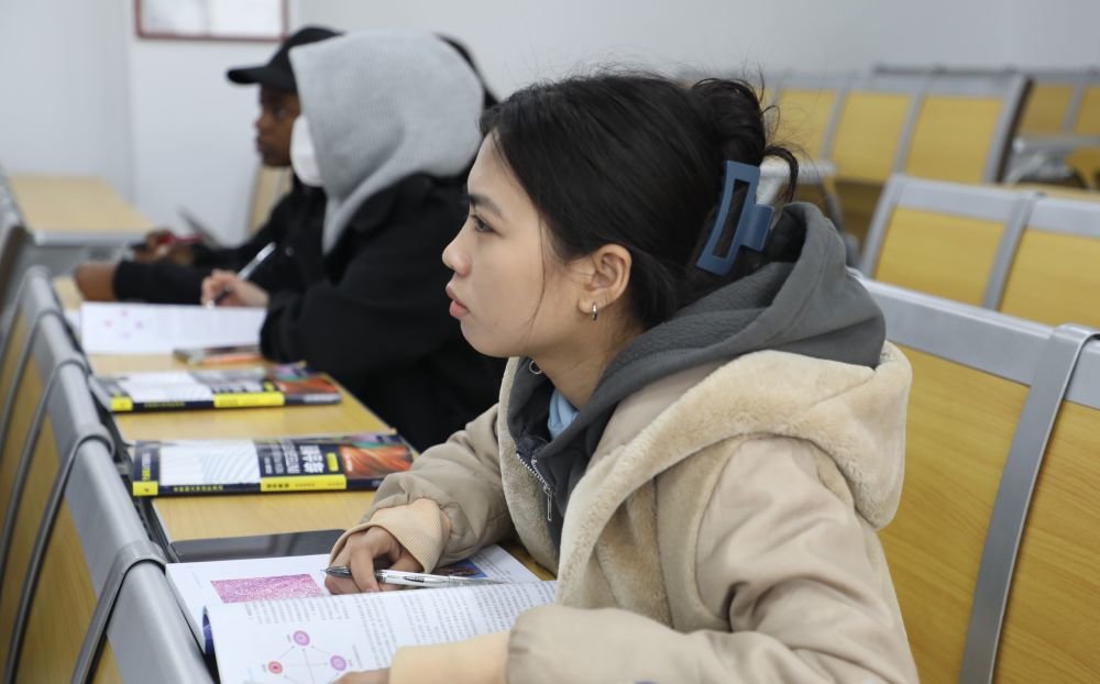 正在甘肃中医药大学学习的印度尼西亚留学生百双妹在教室里听课 新华社记者 多蕾 摄