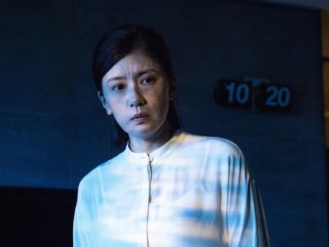 贾静雯在电影《瀑布》里饰演一位因巨大生活压力身患“思觉失调”症的单亲妈妈