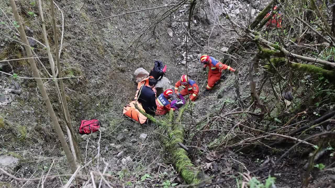 女子为拍摄美照不慎跌落山谷消防紧急救援