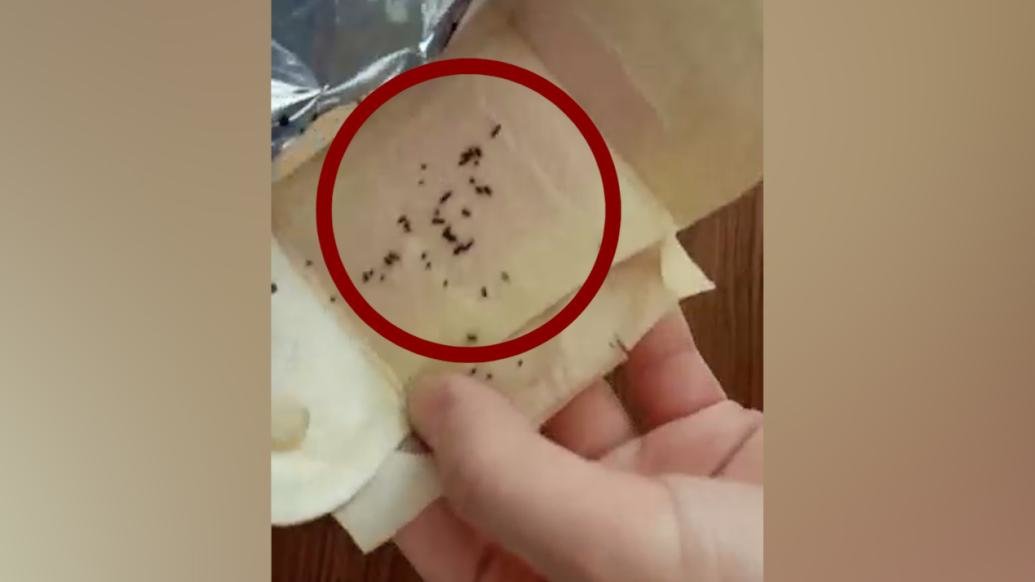 消费者称卫生巾拆出大量虫卵，俏妃客服：或为存放问题导致