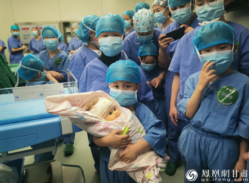 甘肃省妇幼保健院七里河院区同步开展活动,“小体验官”了解了孕妇在麻醉后进行无痛分娩的过程。刘晓芳 摄