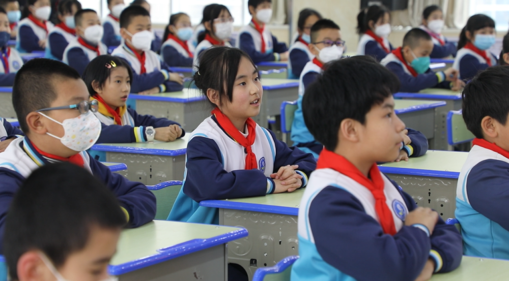 甘肃省皋兰县石洞小学的学生们正在聆听科普课 新华社记者 张睿 摄