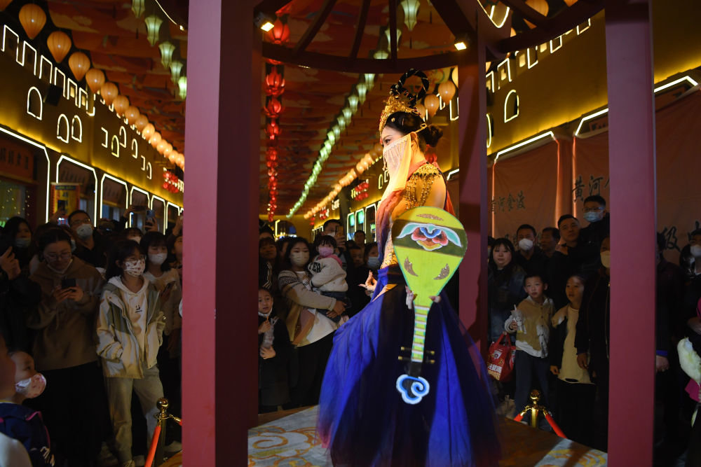 ↑3月25日，游客在“黄河食渡文化夜市”欣赏舞蹈表演。新华社记者 陈斌 摄