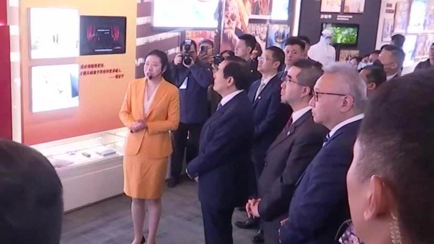马英九参观抗击新冠疫情武汉保卫战专题展