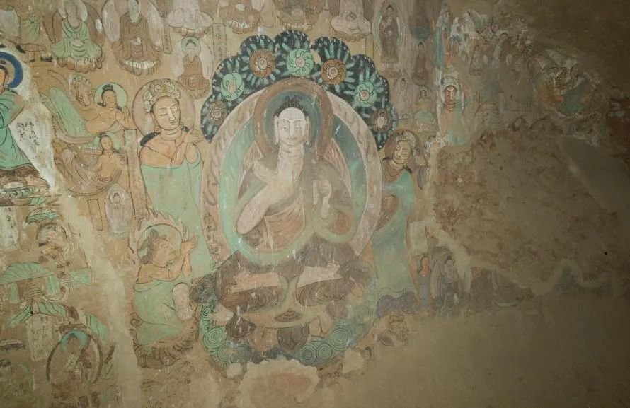 ▲ 第169窟12号龛 中原传统线描与西域晕染相结合绘制的佛说法图