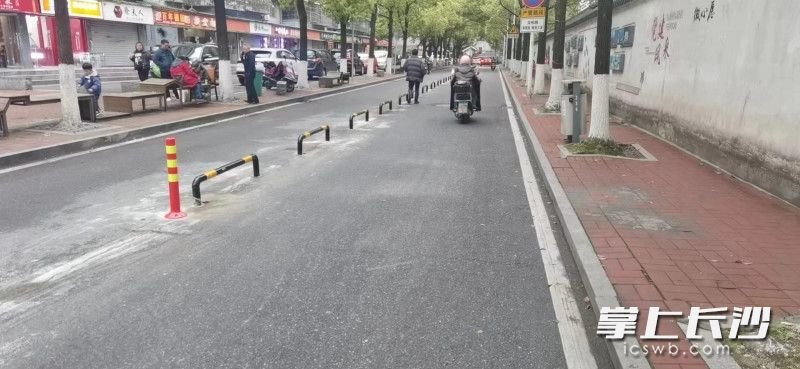 安装U型防护栏后的龙柏路。长沙晚报全媒体记者 张洋子 摄