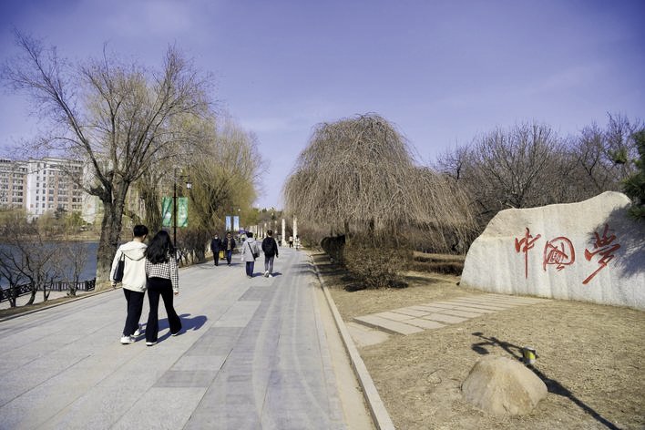 长春德苑干净整洁，为市民及游客提供了优美的休闲娱乐环境。 赵滨 摄