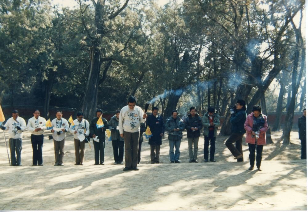 “外省人返乡探亲团”祭拜黄帝陵。受访单位供图