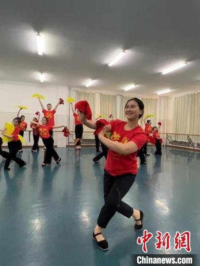 课堂上，张万励与学生们一同进行即兴表演。　吕盛楠 摄