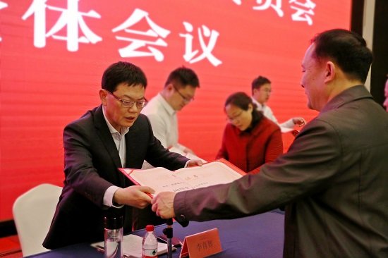 李育智给先进集体和个人颁发证书