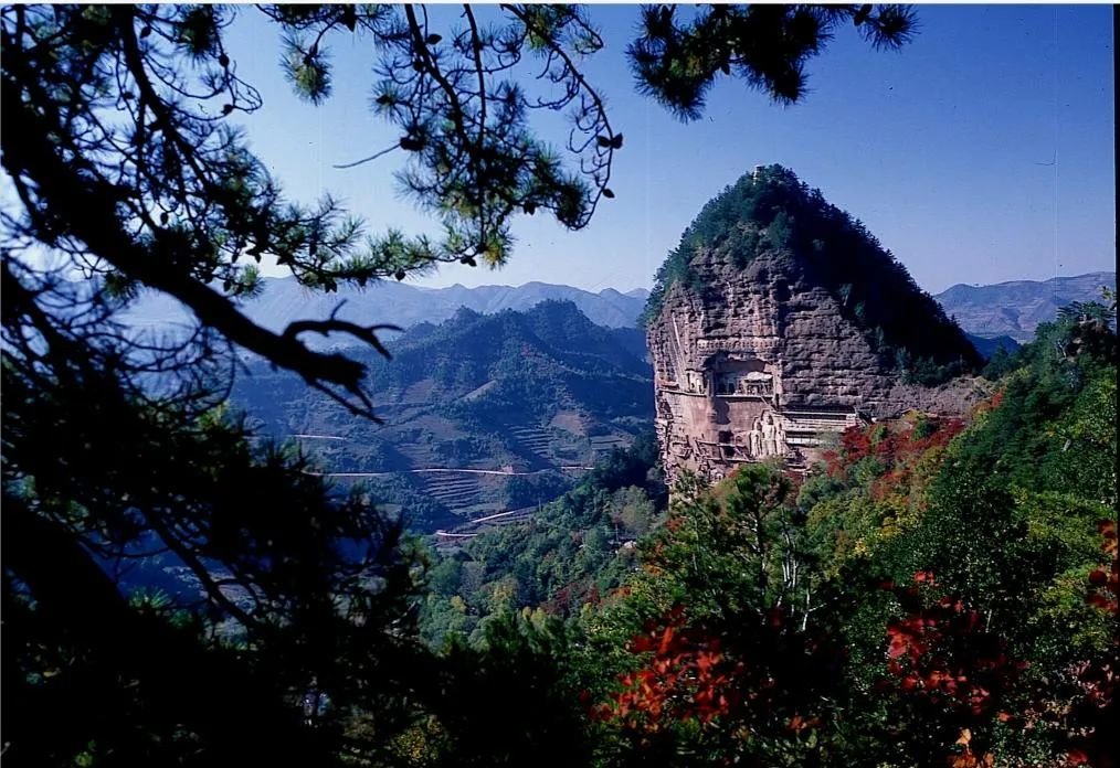 ▲ 麦积山石窟秋季全景图 （麦积山石窟艺术研究所 供图）