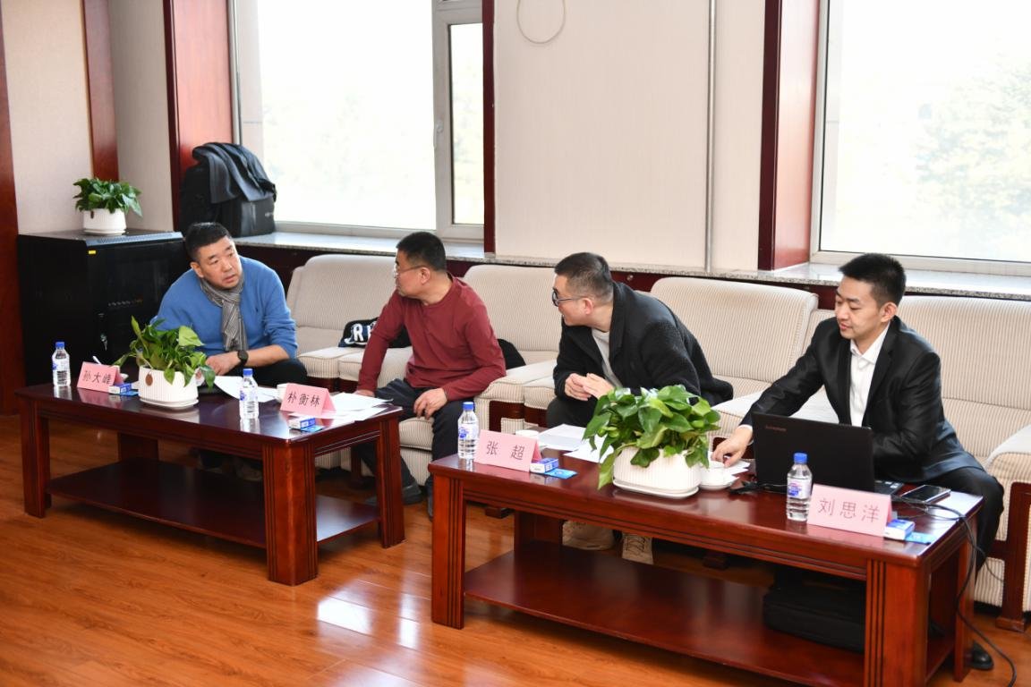 评委们在评审现场交流互动。凤凰网吉林 梁琪佳摄