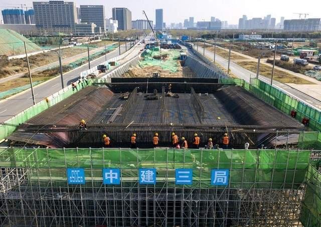 3月27日,欧亚大道上跨货运北环线高架工程施工现场。