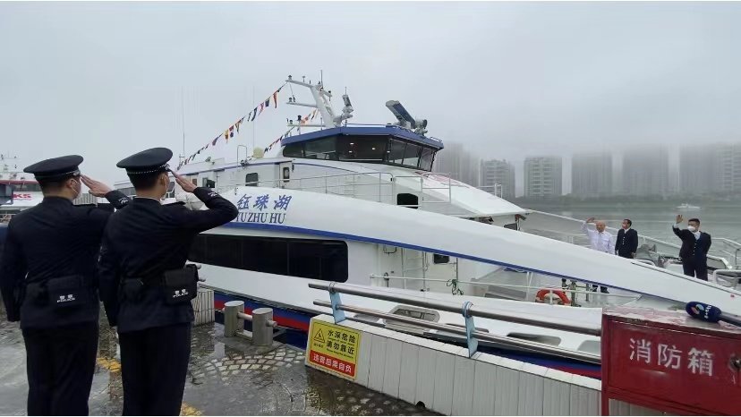 “钰珠湖”号客轮驶离顺德客运港码头