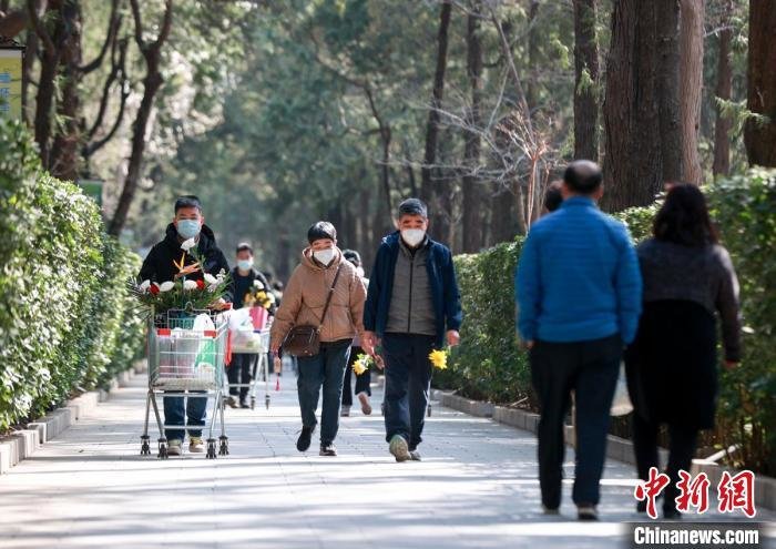 北京各大墓园推出多项惠民便民服务措施，为市民扫墓提供方便。图为万安公墓。　中新社记者 贾天勇 摄