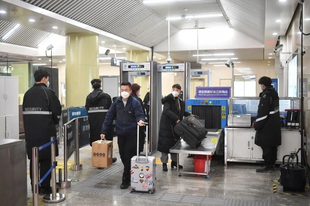 1月8日，京港地铁14号线九龙山站，乘客进入地铁站。新京报记者王贵彬 摄