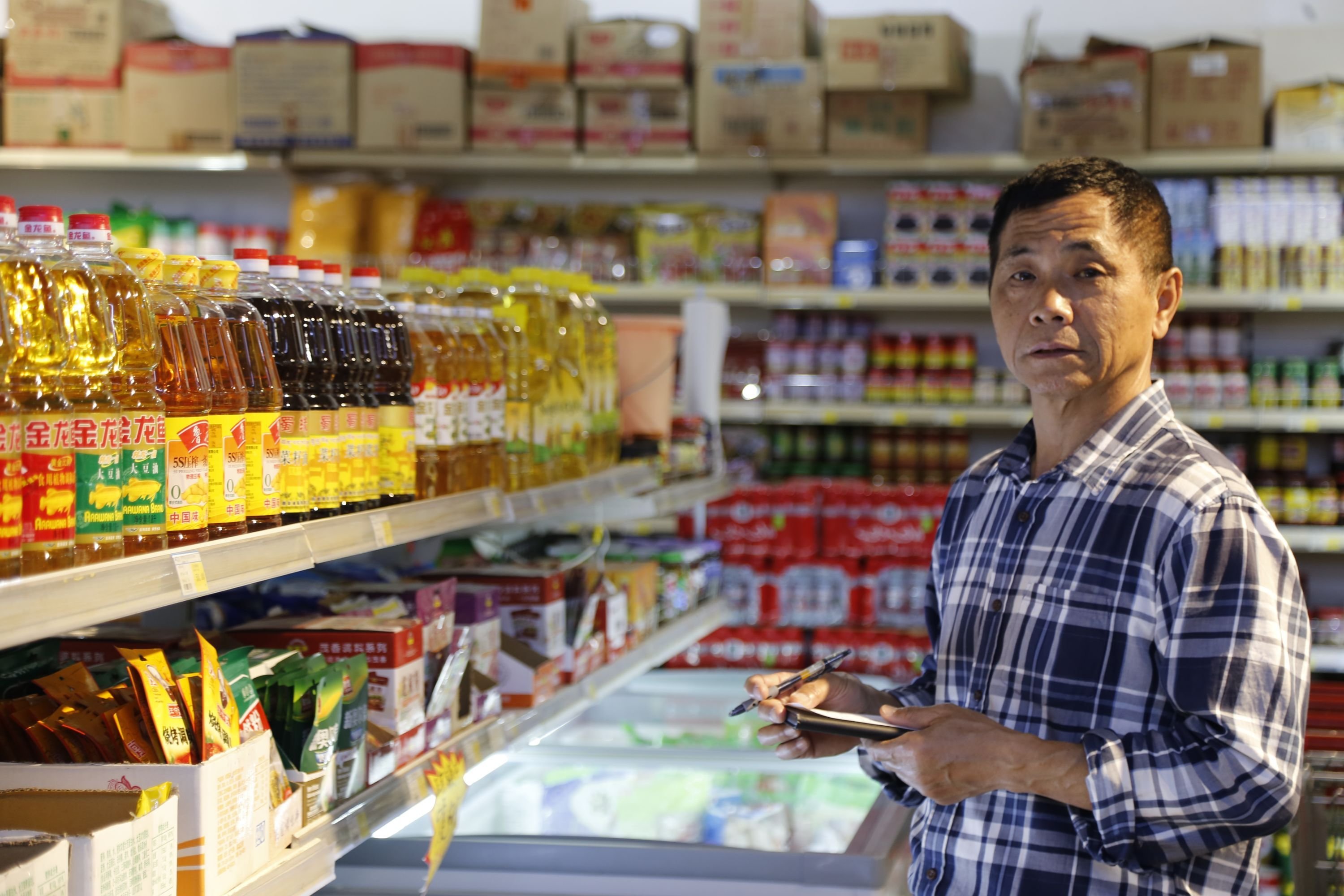 郑迪祥在他位于迪拜的中国超市内工作。邵鹏 摄