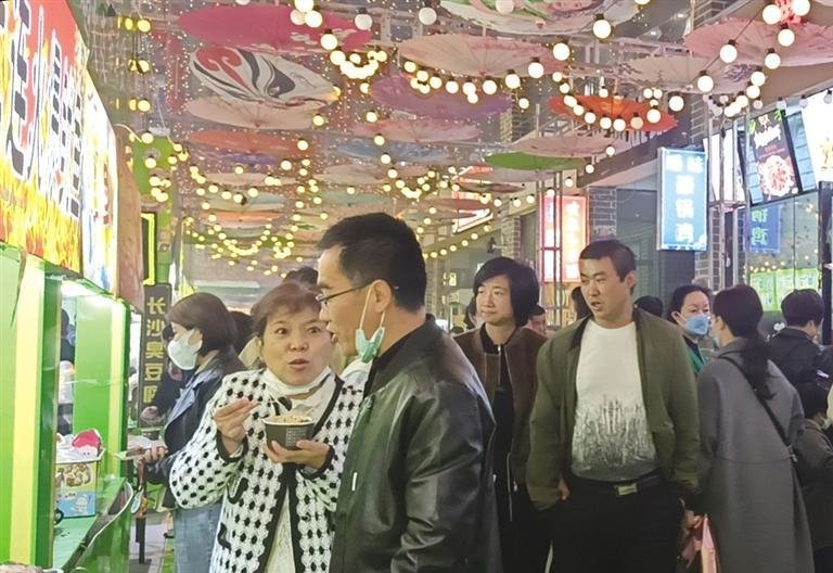 市民在红古区夜市品尝美食 颜娜 摄