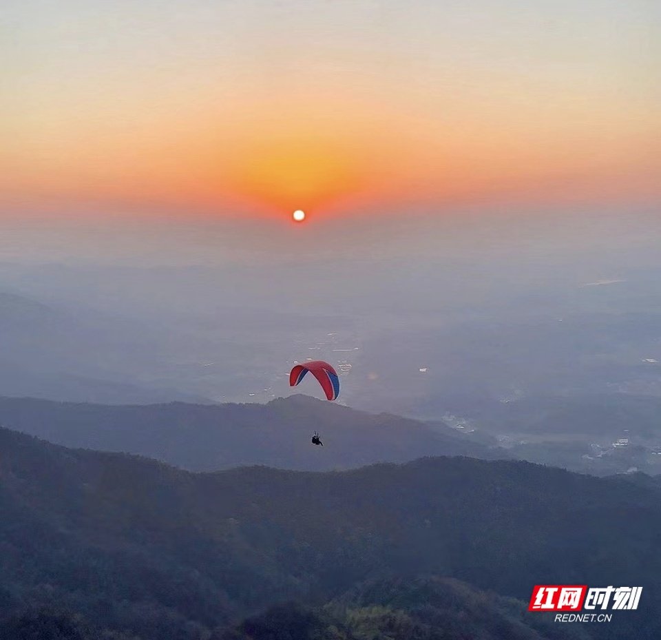 ▲旅客正在体验长沙龙华山滑翔伞。