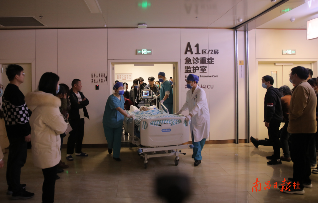 医护人员将高俊帆从重症监护室推往手术室