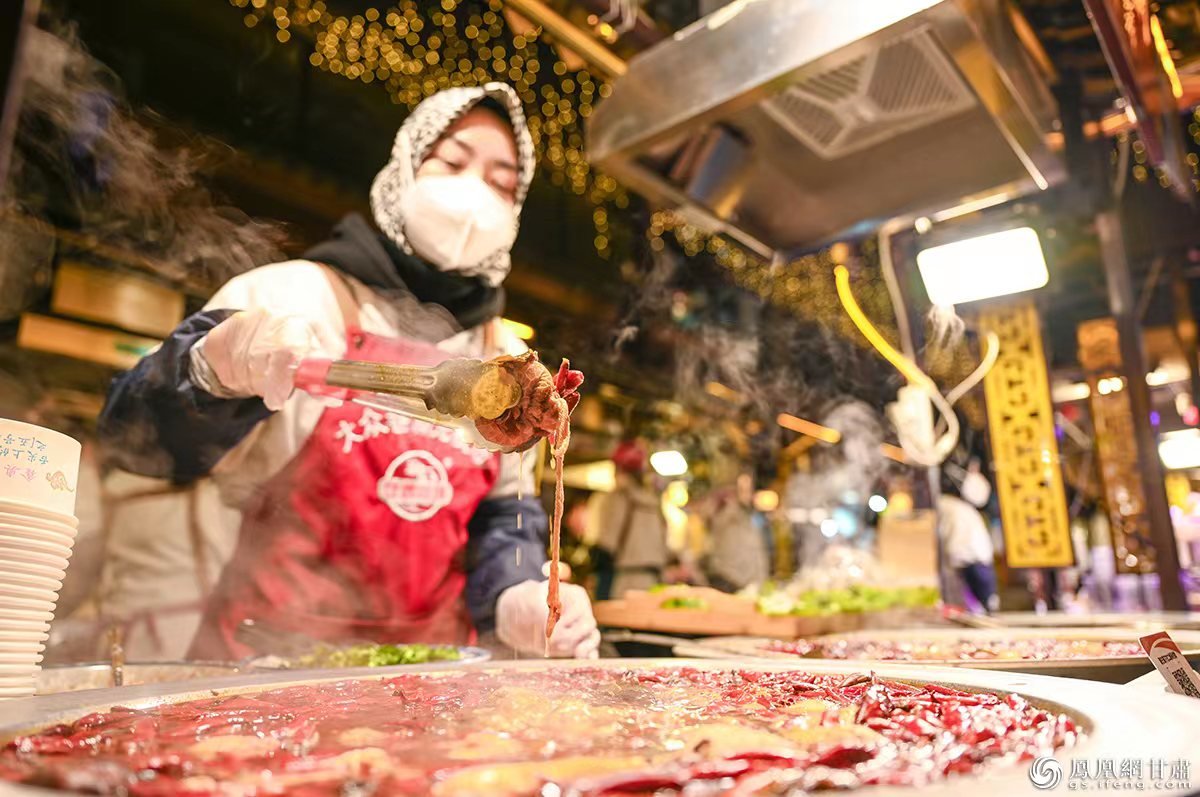 作为兰州夜经济的新晋顶流之一,大众巷新光夜市400多米的街道里,美食荟萃,无论什么日子,都人潮汹涌。李德宇 摄