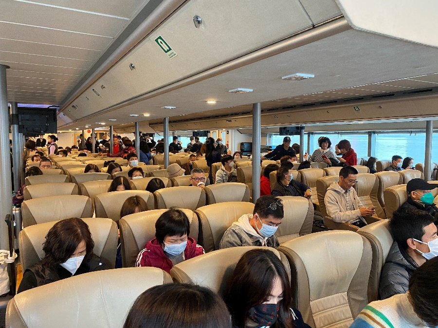 旅客在客轮上等待出发