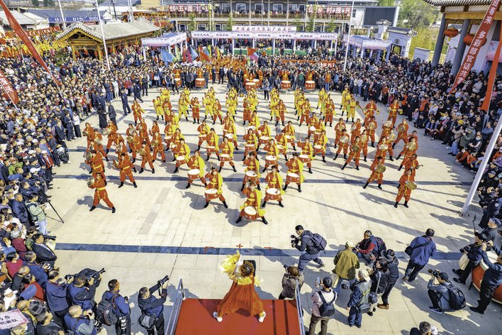 黄河沿岸锣鼓大赛。摄影 记者 薛俊 朱超逸丁