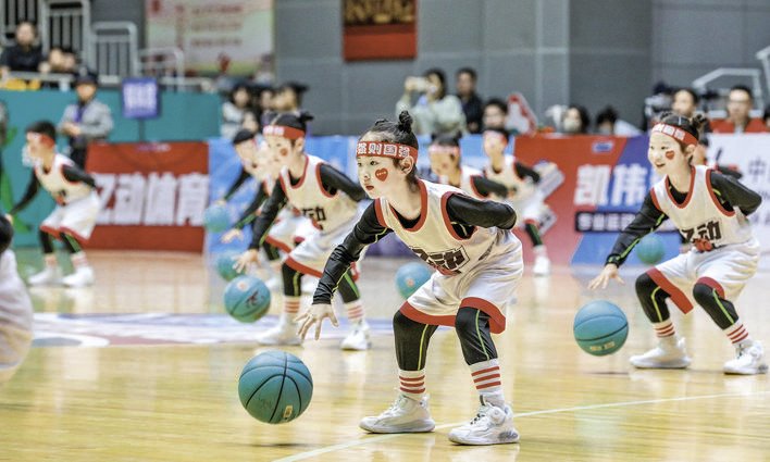 篮球宝贝活力四射 记者 杜磊 摄