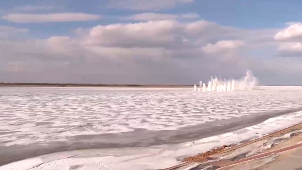 松花江桦川段进行防凌爆破，有效保障冰排通过