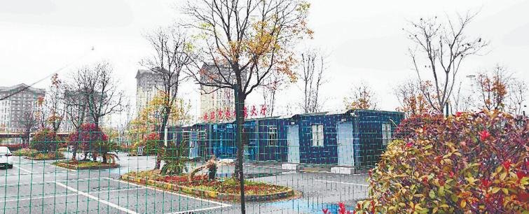 九珑驾校使用铁丝围栏将停车场隔出一片区域作为练车场