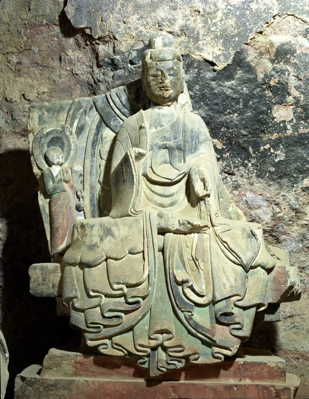 ▲ 117窟坐佛，西魏时期。