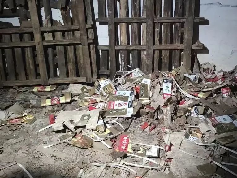 南昌朝阳江上院小区一地下储藏室墙壁被砸 取出333箱茅台
