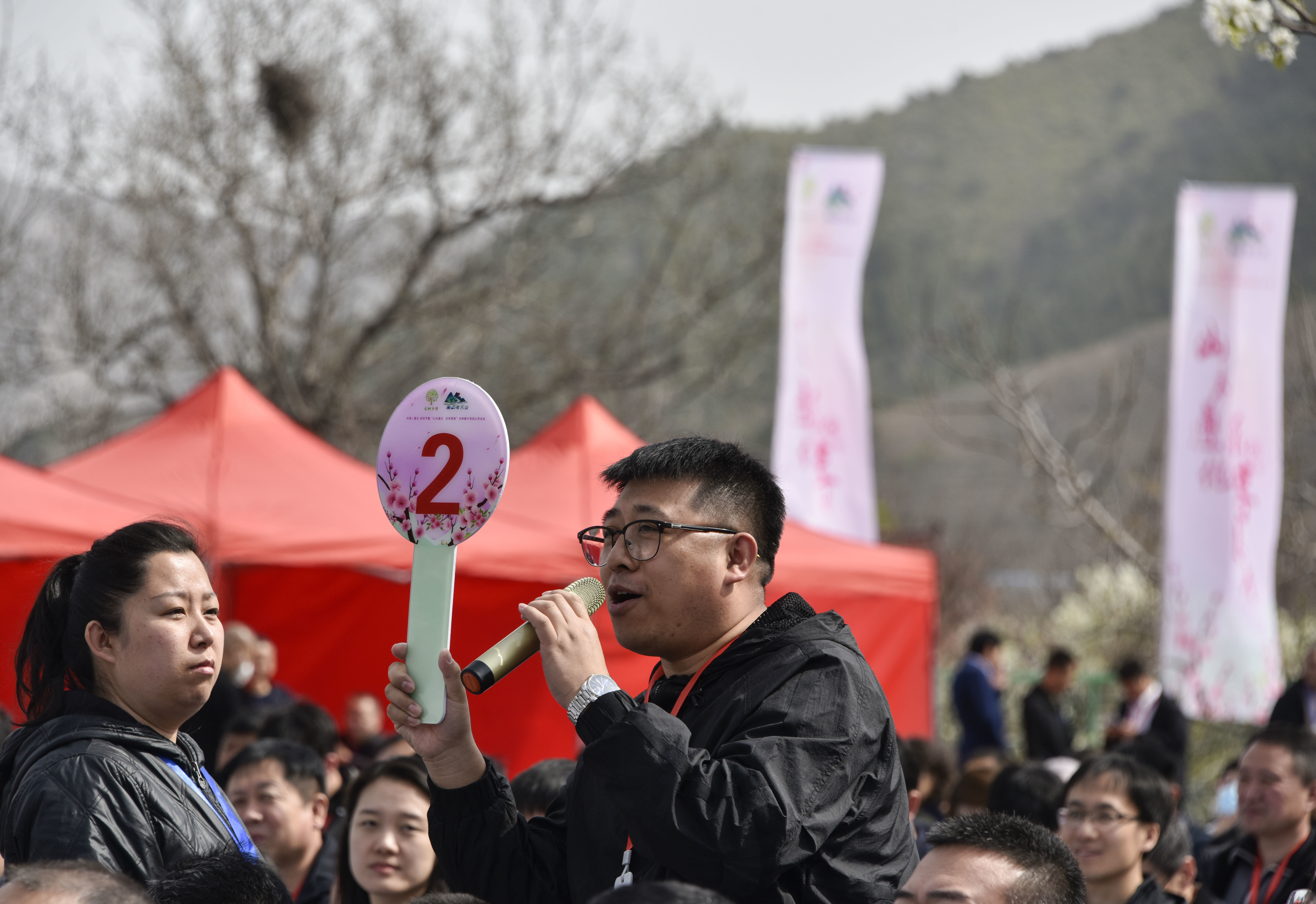 古树认养权竞拍 摄影：徐志刚