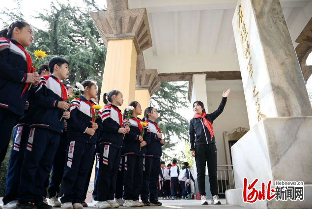 学生们在晋冀鲁豫烈士陵园了解左权将军的英雄事迹。