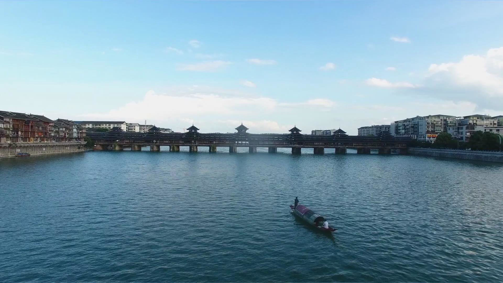 和平湖畔风雨桥，春来江水绿如蓝。（图片来源：芷江融媒）