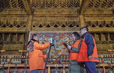 2月19日,北京市测绘设计研究院的工作人员,使用站式三维激光扫描仪,在太庙享殿内采集三维激光点云。