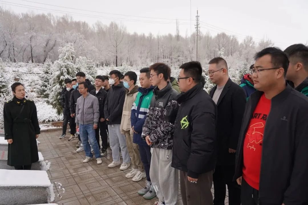 物流公司团员青年聆听烈士故事讲解 袁天昊 摄