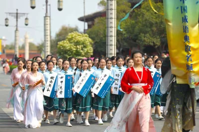 春天来了来开封！“来趣宋潮”大巡游奇趣上演