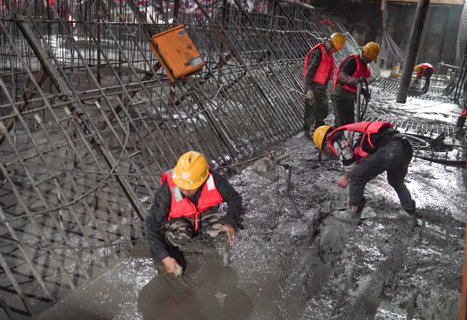 昌九高铁扬子洲赣江公铁大桥最大承台浇筑完成