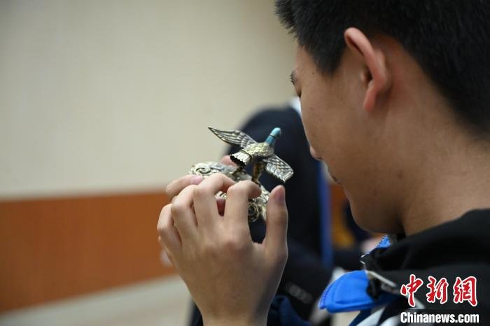 内蒙古呼和浩特市,视障学生触摸感受文物复制品。 刘文华 摄