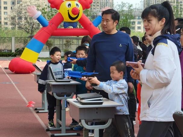 西安高新区：精彩校园激光跑 周末全民健身动起来