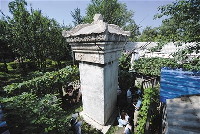 2022年8月，北京建筑大学师生团队给正阳桥疏渠记碑做“体检”。 B06-B07版摄影/新京报记者 李木易