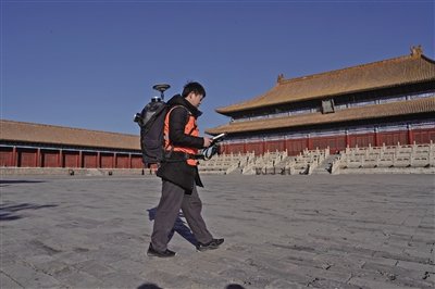 2月19日,北京市测绘设计研究院测绘人员用背包式三维激光扫描测量系统,采集太庙广场区域的三维激光点云。B08-B09版摄影/新京报记者 陈杰