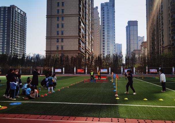 西安高新区：精彩校园激光跑 周末全民健身动起来