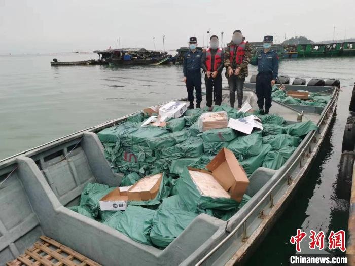 广西防城港海警查获涉嫌走私香烟11435条及冻品一批